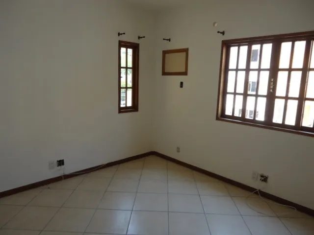 Balcony with a grill in a 3-bedroom house, 175 m² — photo 9