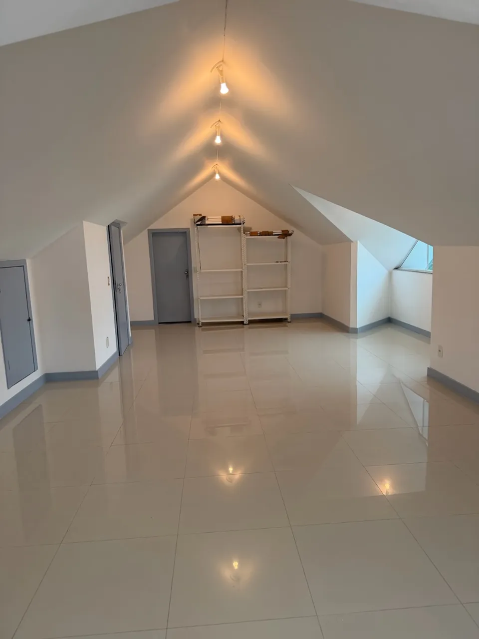 Casa, 320 m², com janelas do piso ao teto — photo 8