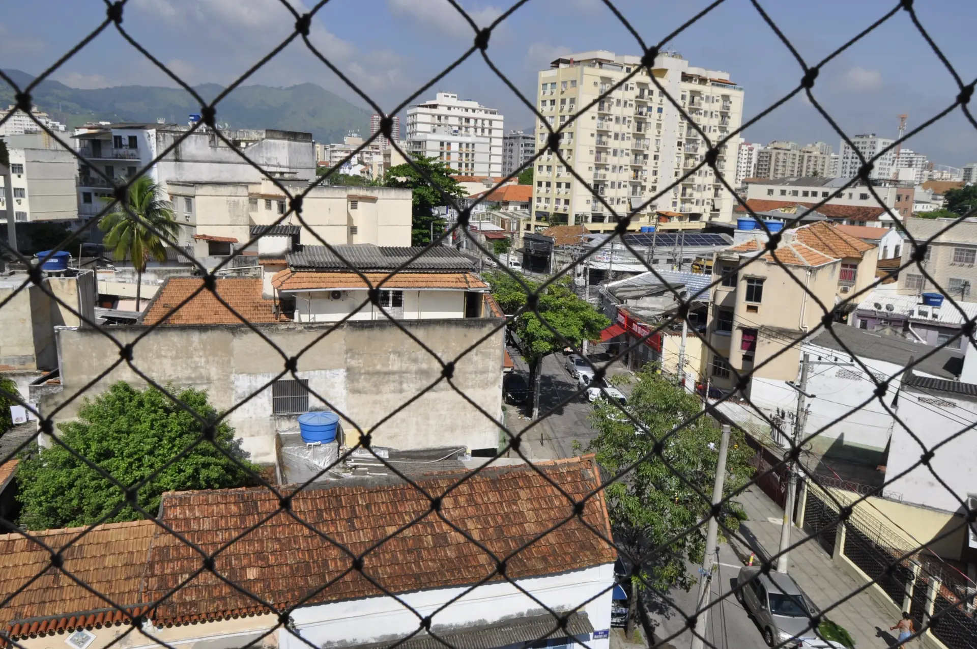 Unfurnished 2-bedroom apartment with a balcony — photo 16