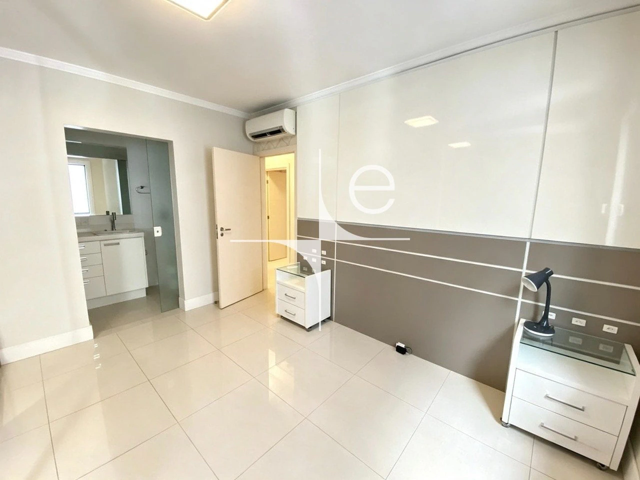 Apartamento de 4 quartos com janelas do piso ao teto, Centro — photo 18
