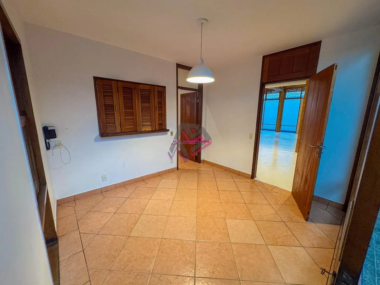 600 m² house with 4 bedrooms and a closed kitchen — photo 2