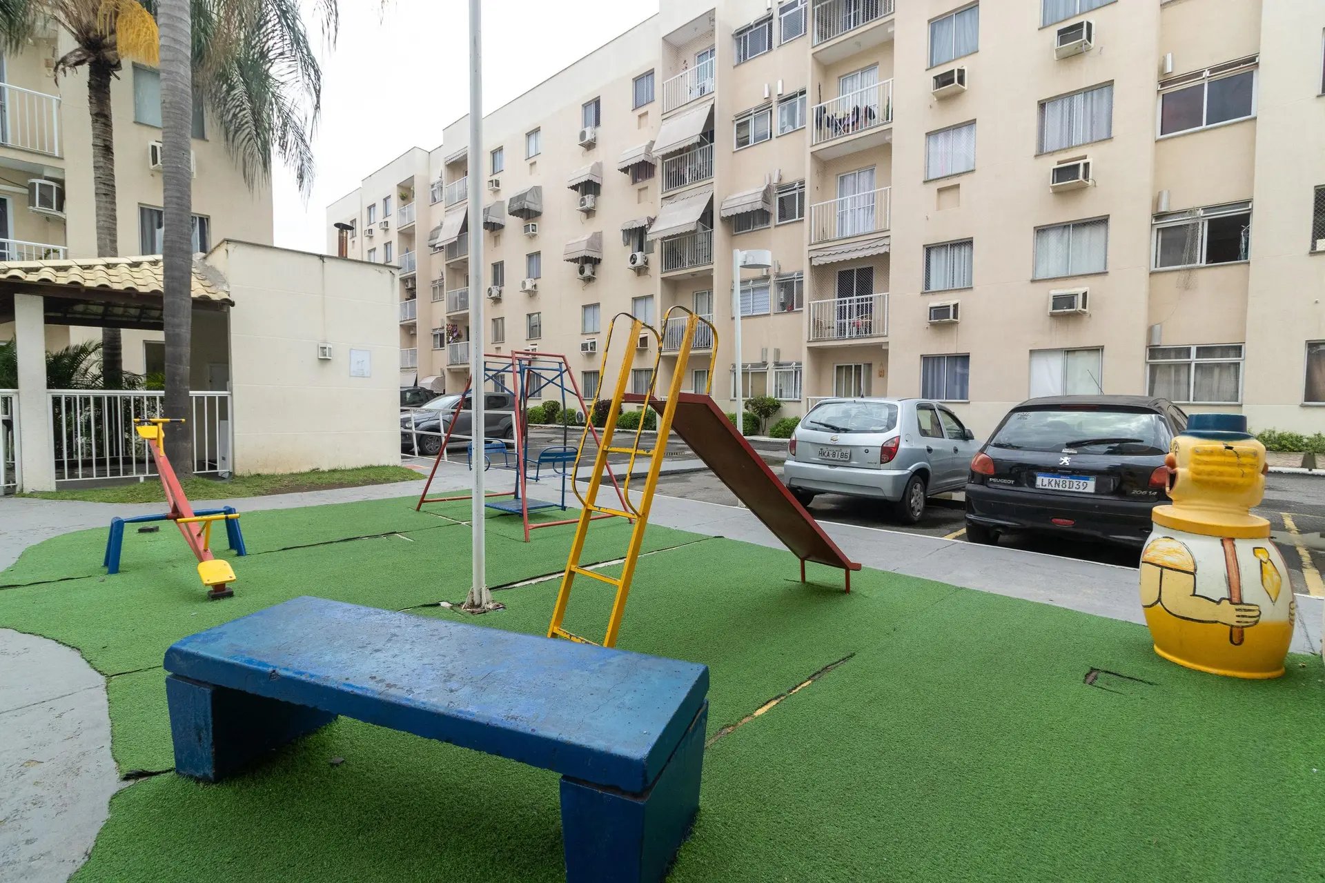 Furnished 2-bedroom apartment with balcony — photo 51