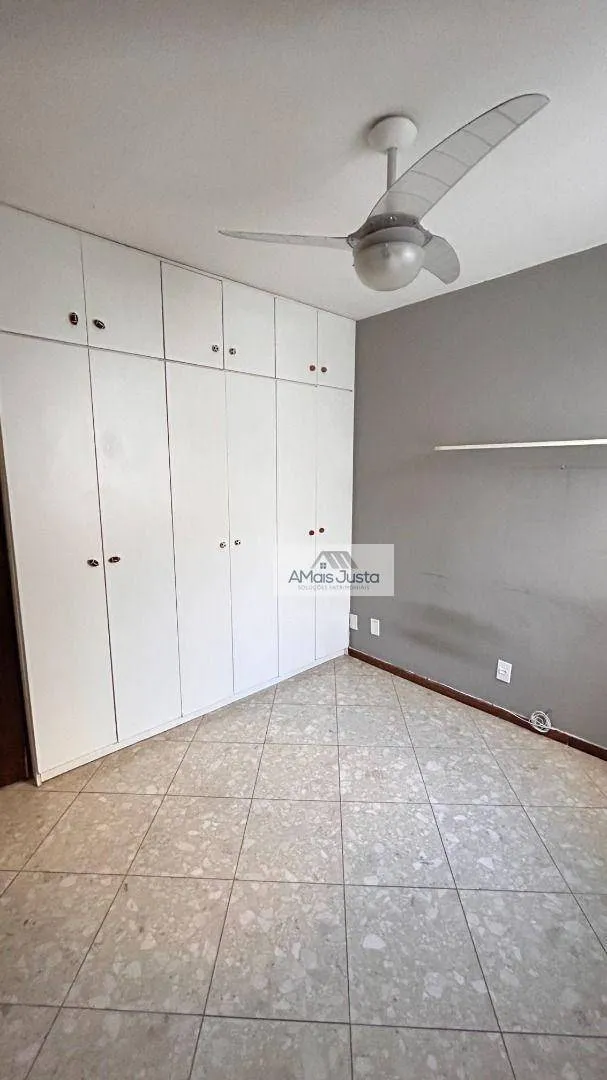 4-bedroom apartment in a building with a pool — photo 12
