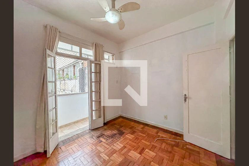 Apartamento de 3 quartos com piso de madeira ou laminado — photo 32