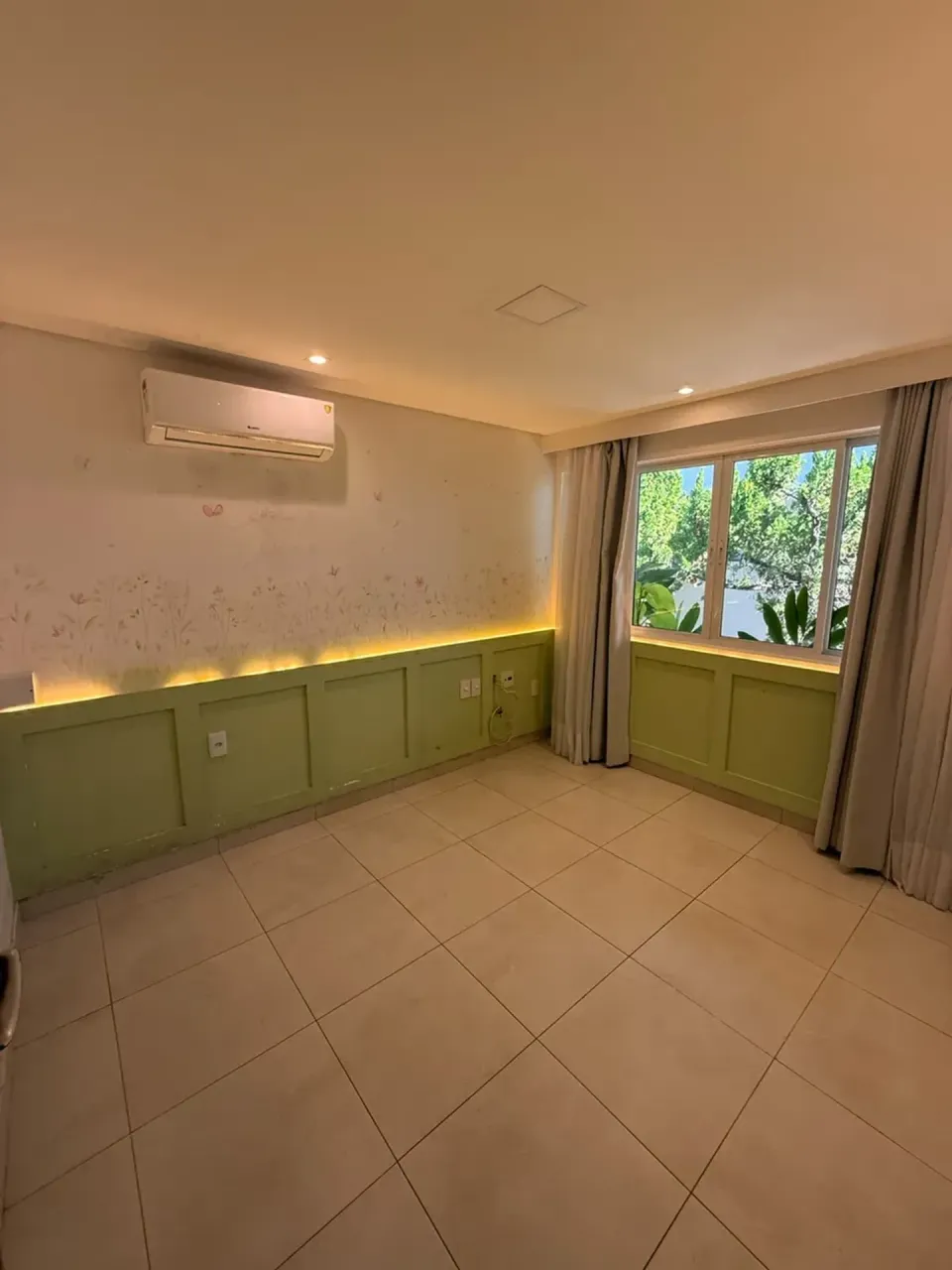 Floor-to-ceiling windows in a 5-bedroom house, 360 m² — photo 11