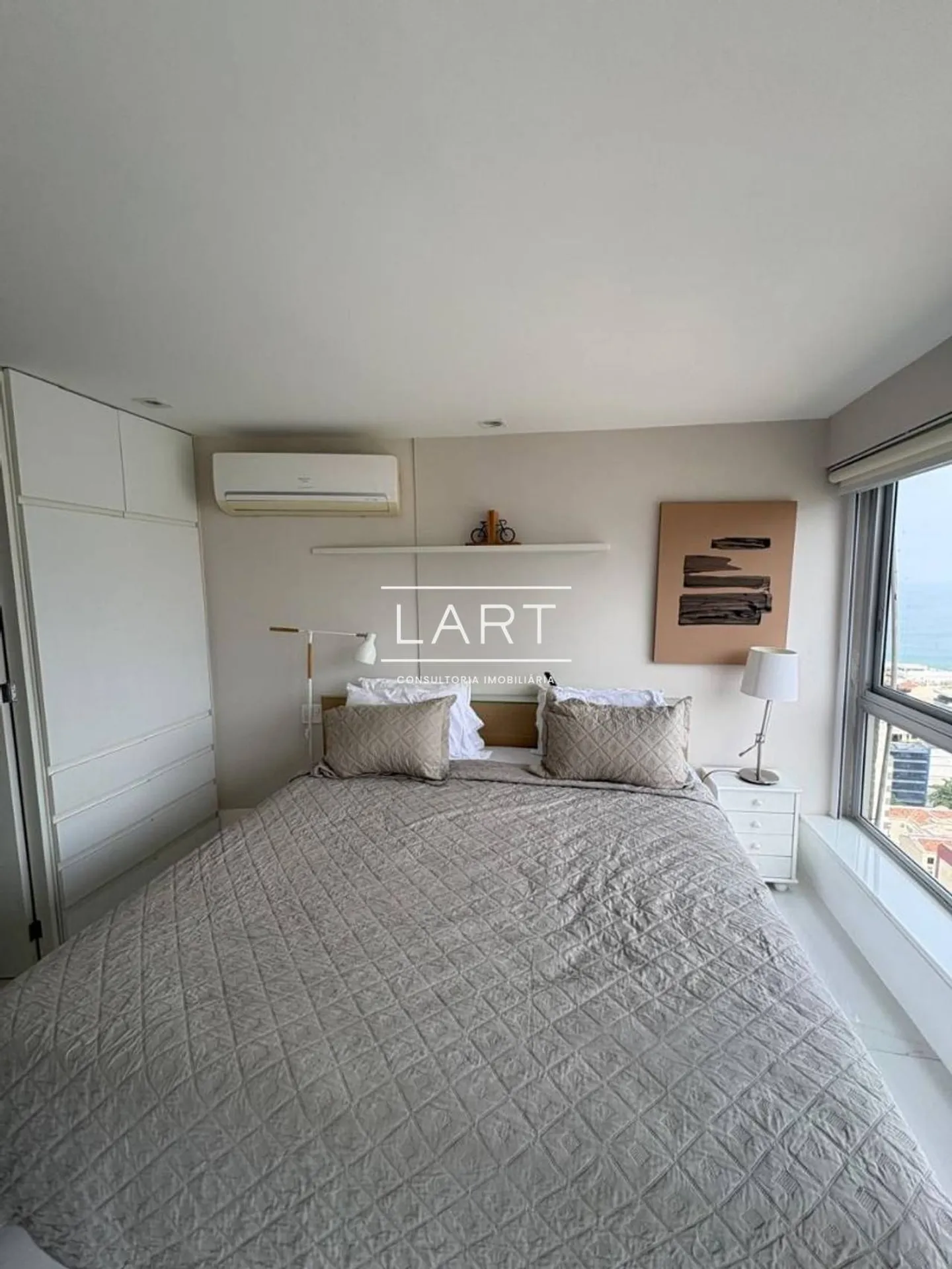Floor-to-ceiling windows in a one-bedroom apartment, 50 m² — photo 3