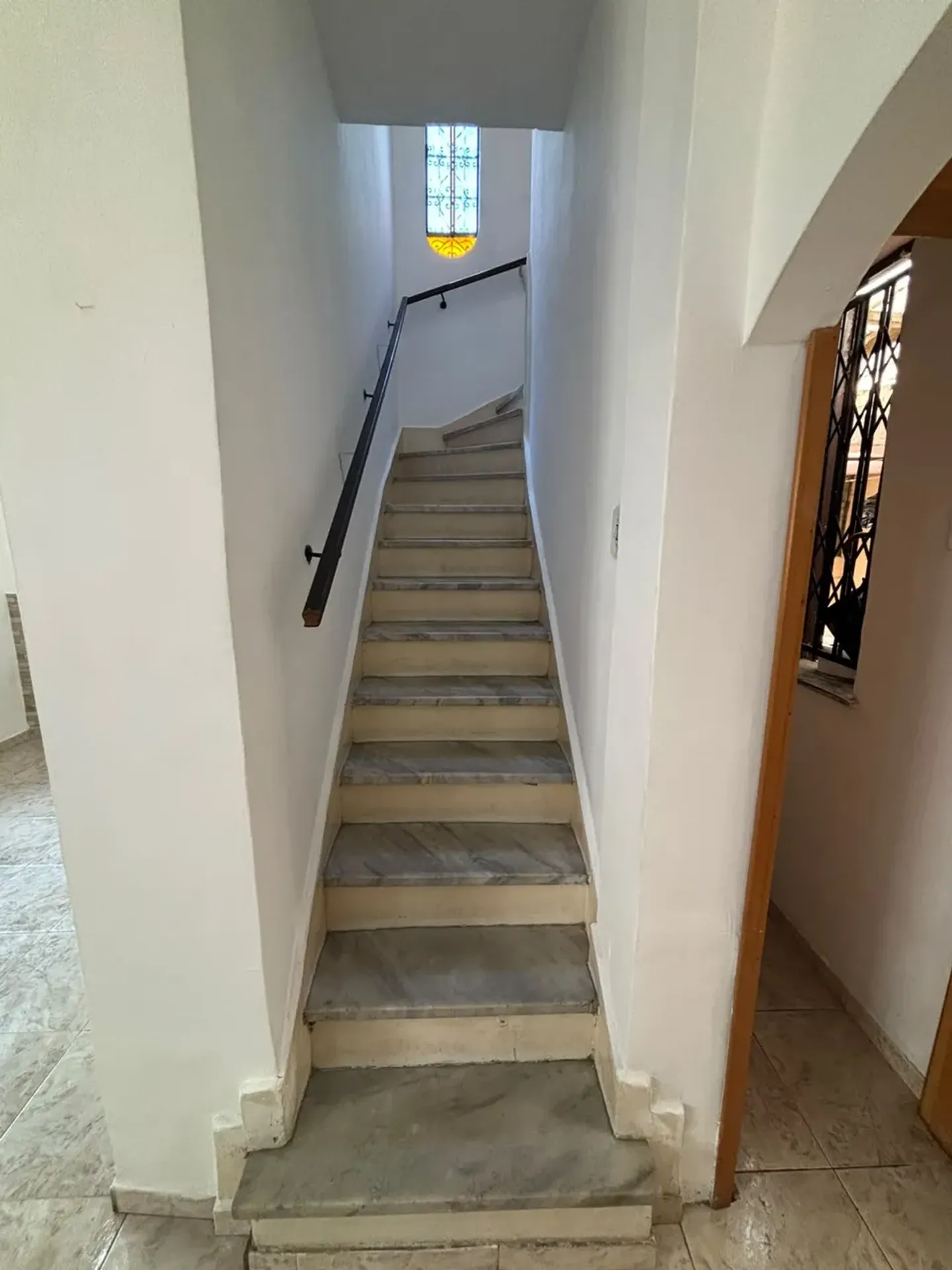 Balcony with a grill in a 2-bedroom house, 120 m² — photo 14