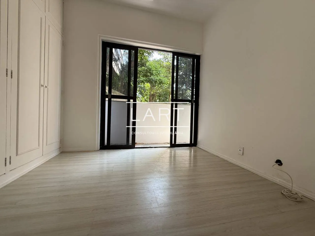 Apartment on the 6th floor with a glass-enclosed balcony — photo 3