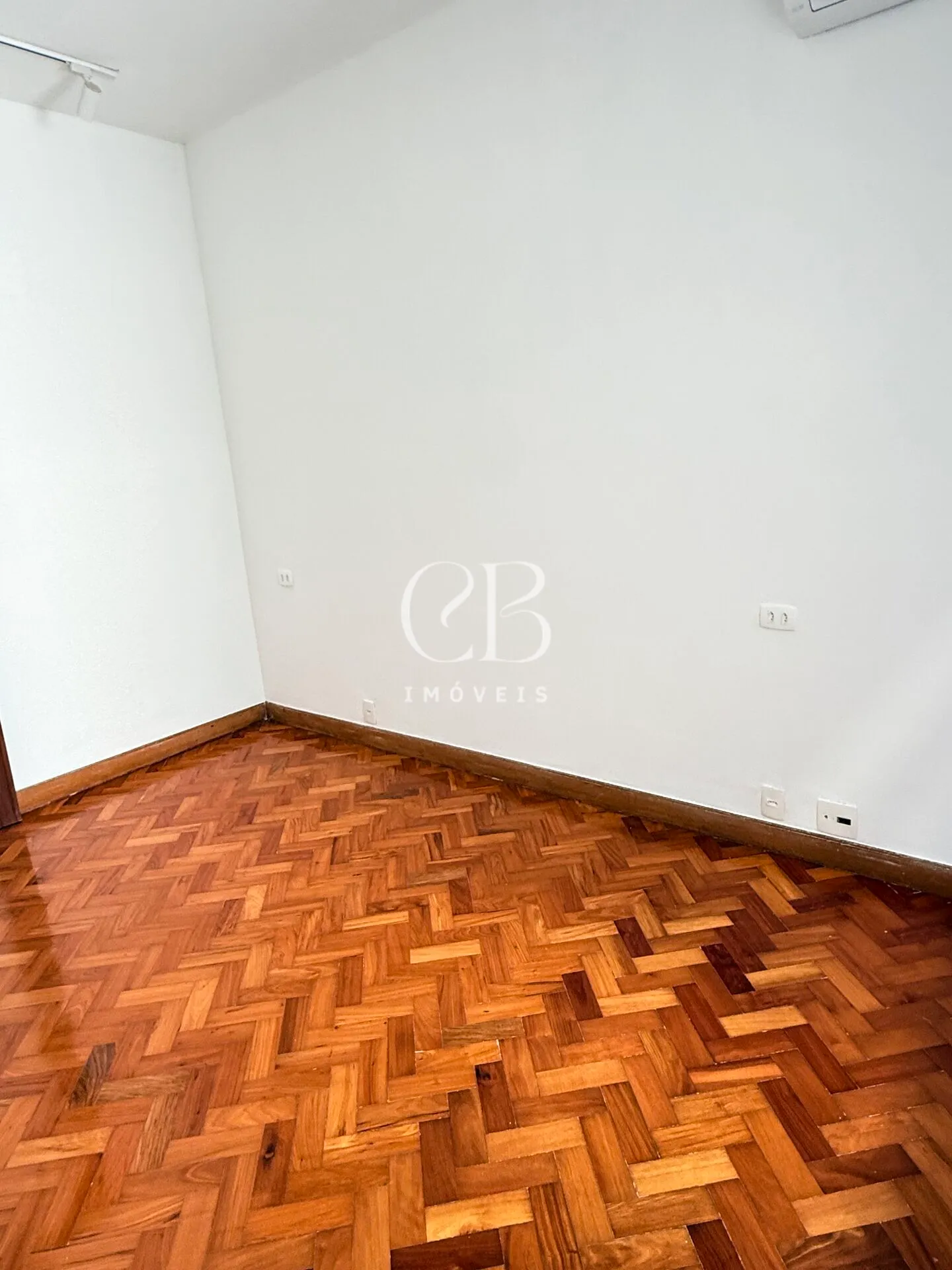 Apartment with 4 bedrooms and a glass-enclosed balcony — photo 27