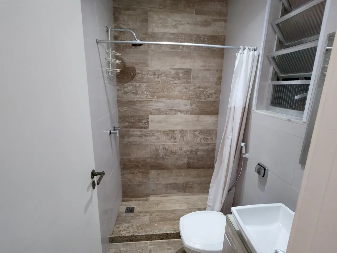 1-bedroom apartment with 2 bathrooms and closed kitchen — photo 7