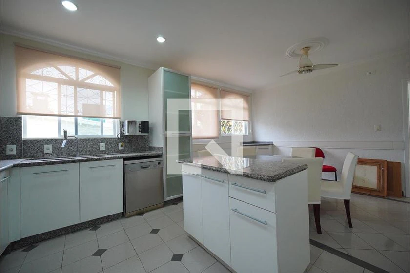 Furnished house, 350 m², with a glass-enclosed balcony — photo 6