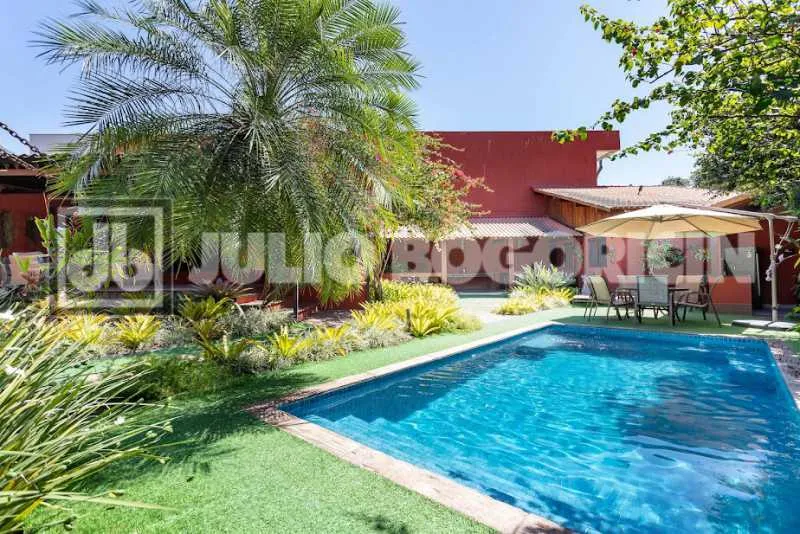 Balcony with a grill in a 5-bedroom house, 392 m² — photo 17