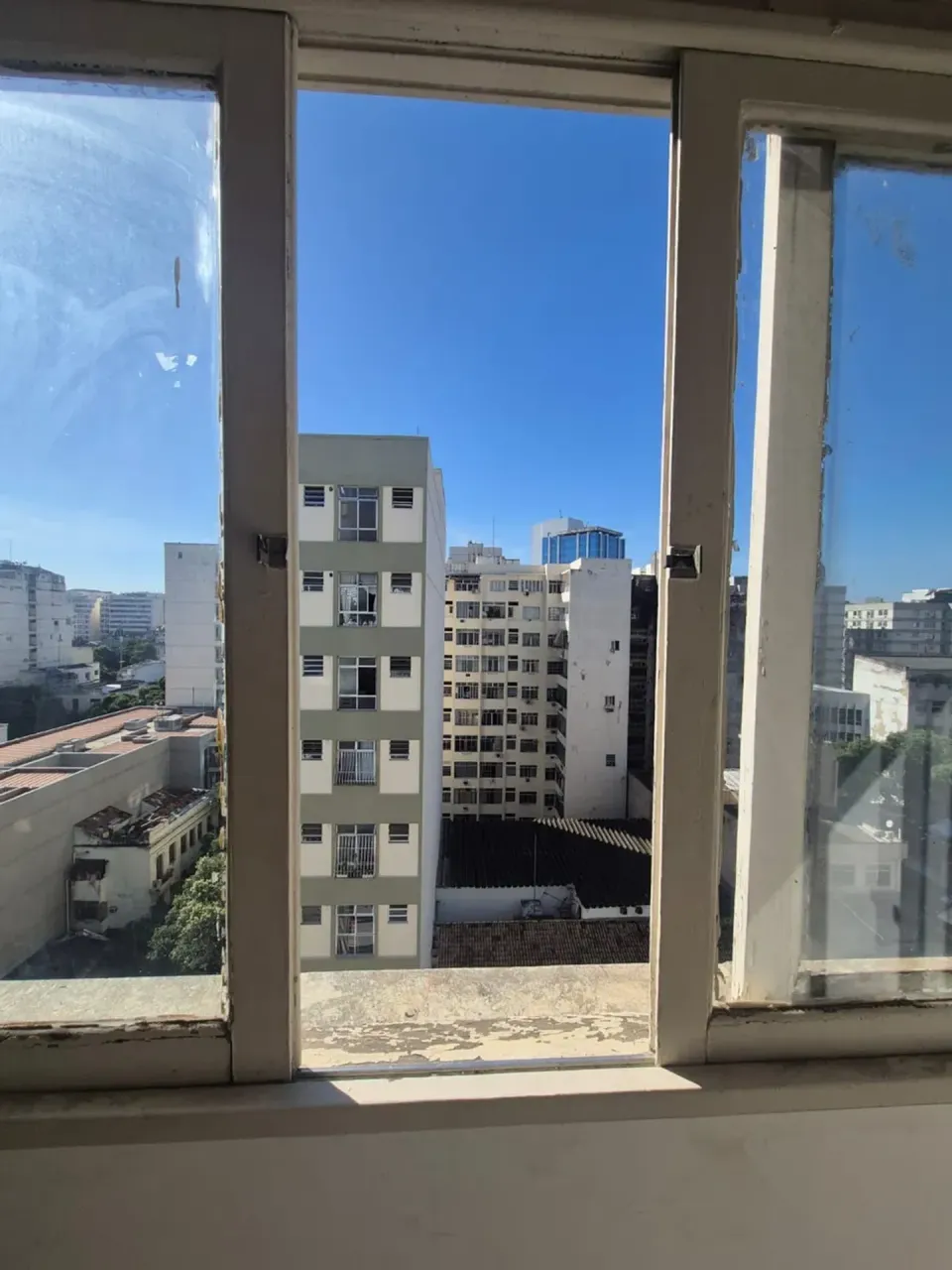 Unfurnished 1-bedroom apartment with a closed kitchen — photo 14