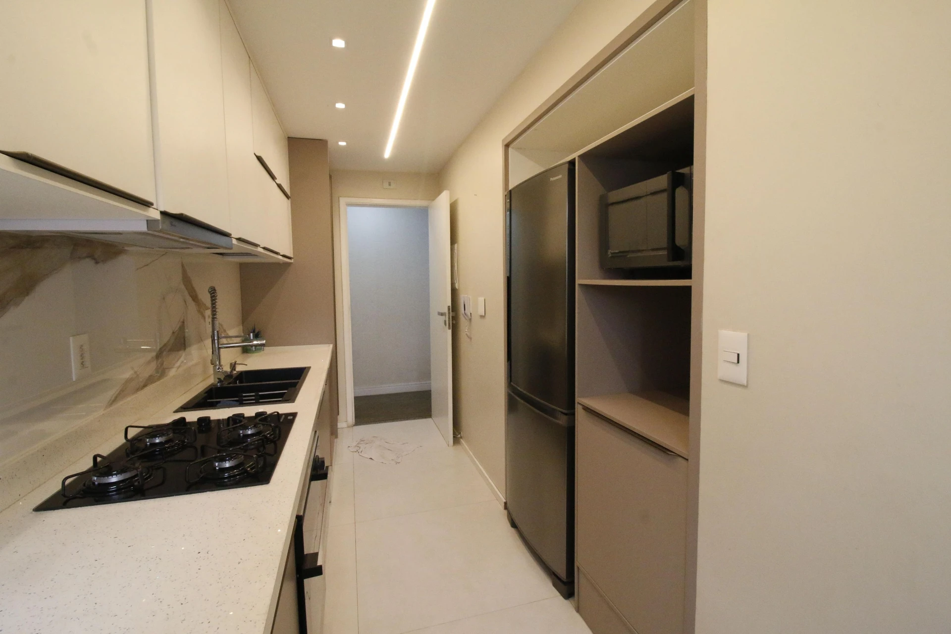 Walk-in closet in a 2-bedroom apartment, 90 m² — photo 24