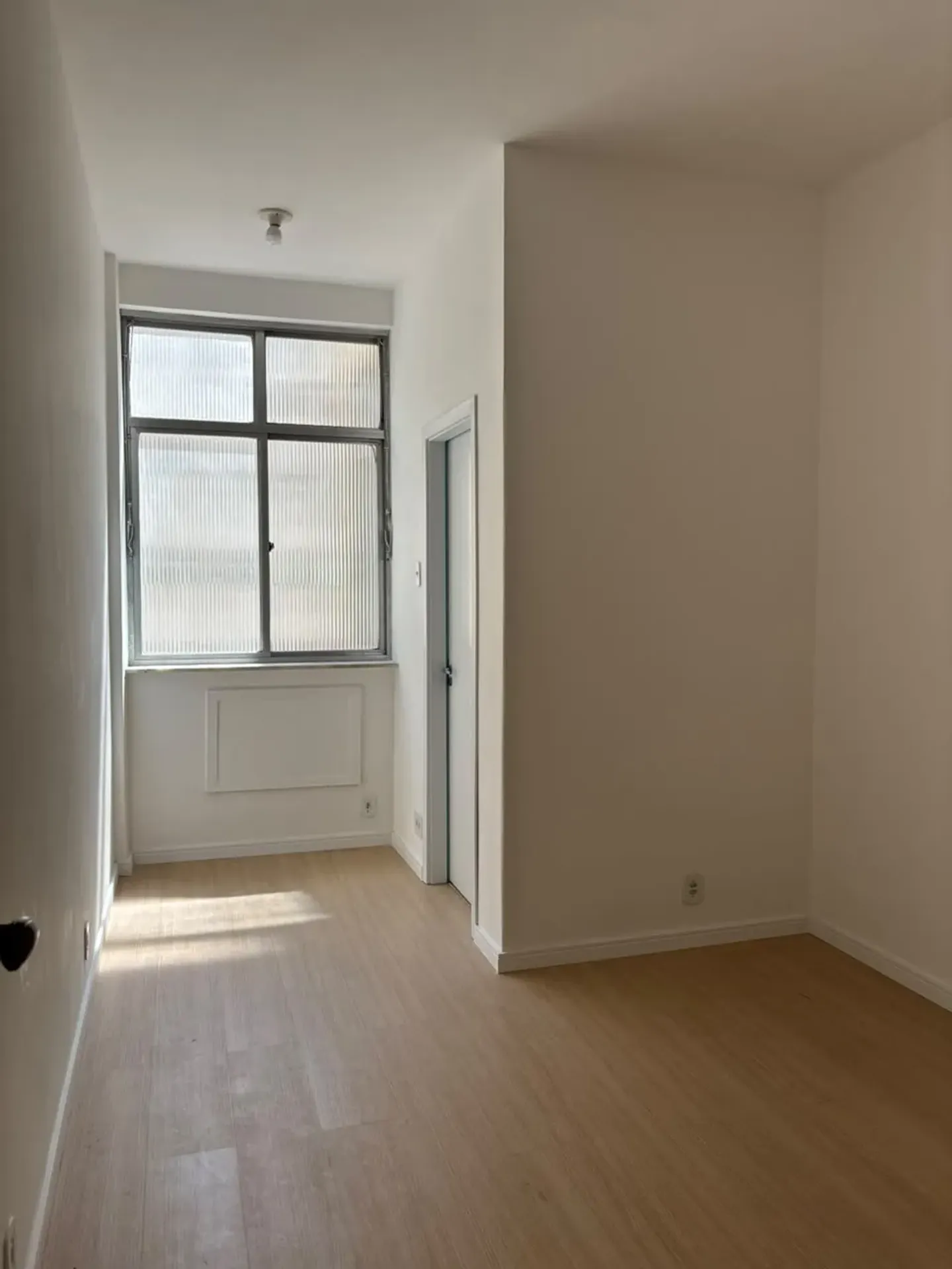Wood or laminate floors in a one-bedroom apartment, 37 m² — photo 30