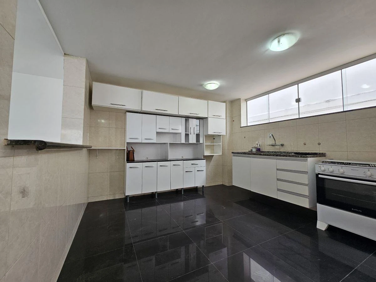 Casa com 6 quartos e cozinha fechada