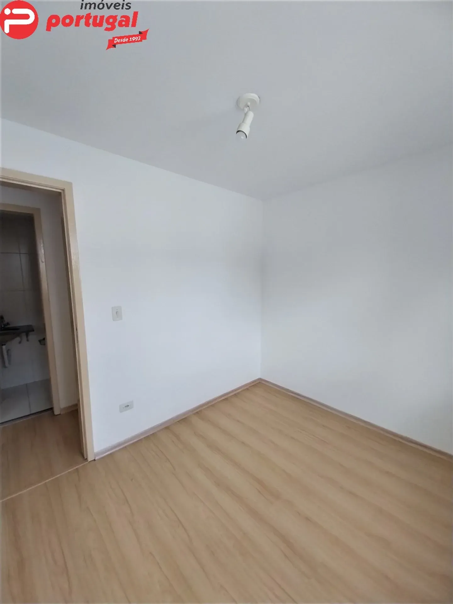 Apartamento com piso de madeira ou laminado, Portão — photo 11