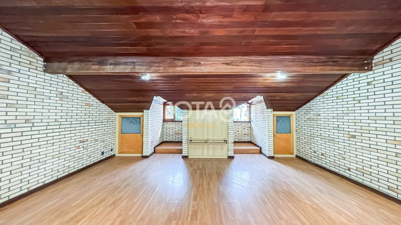532 m² house with a built-in balcony grill — photo 3