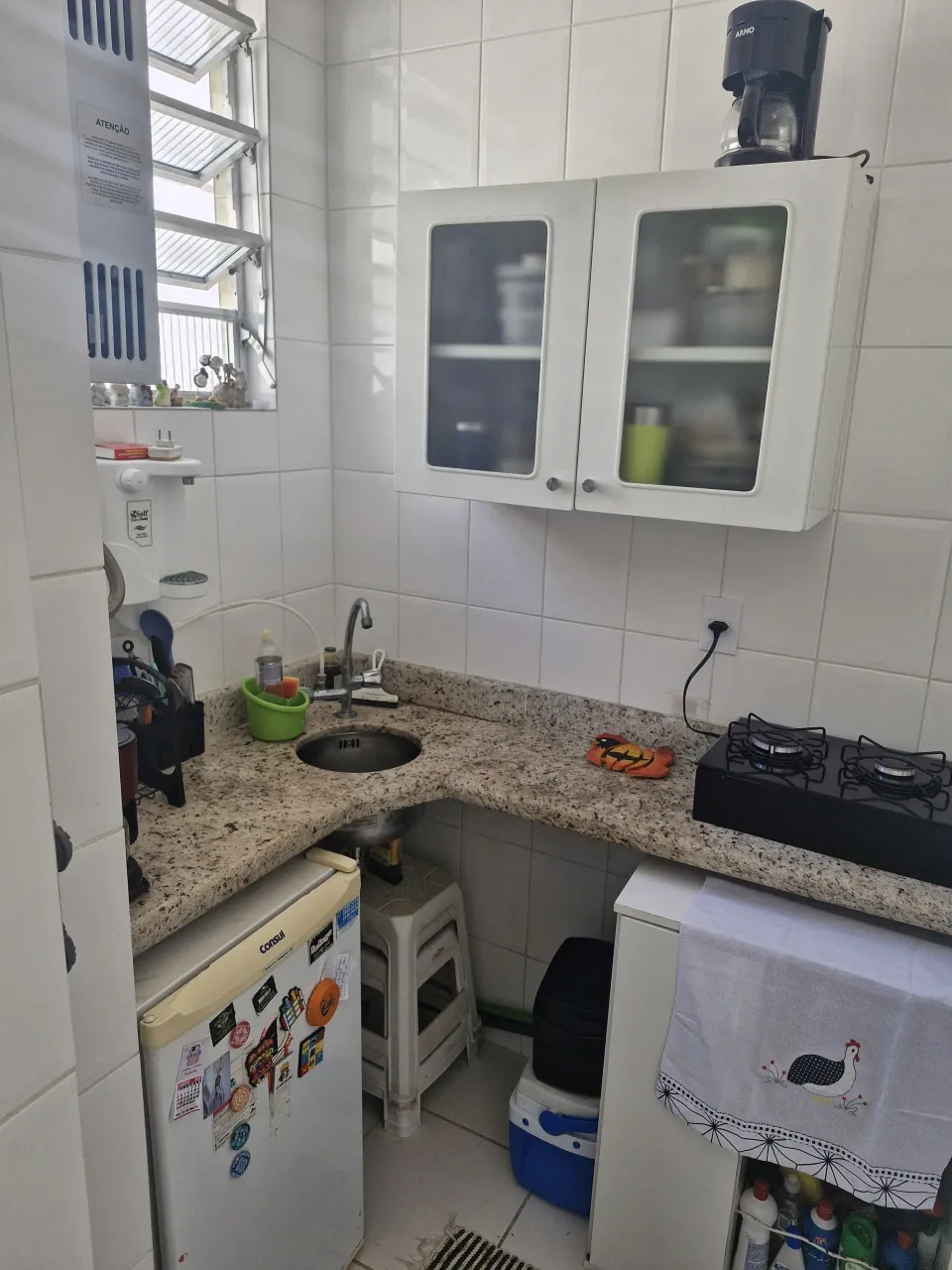 Furnished studio apartment with compact gas kitchenette — photo 4