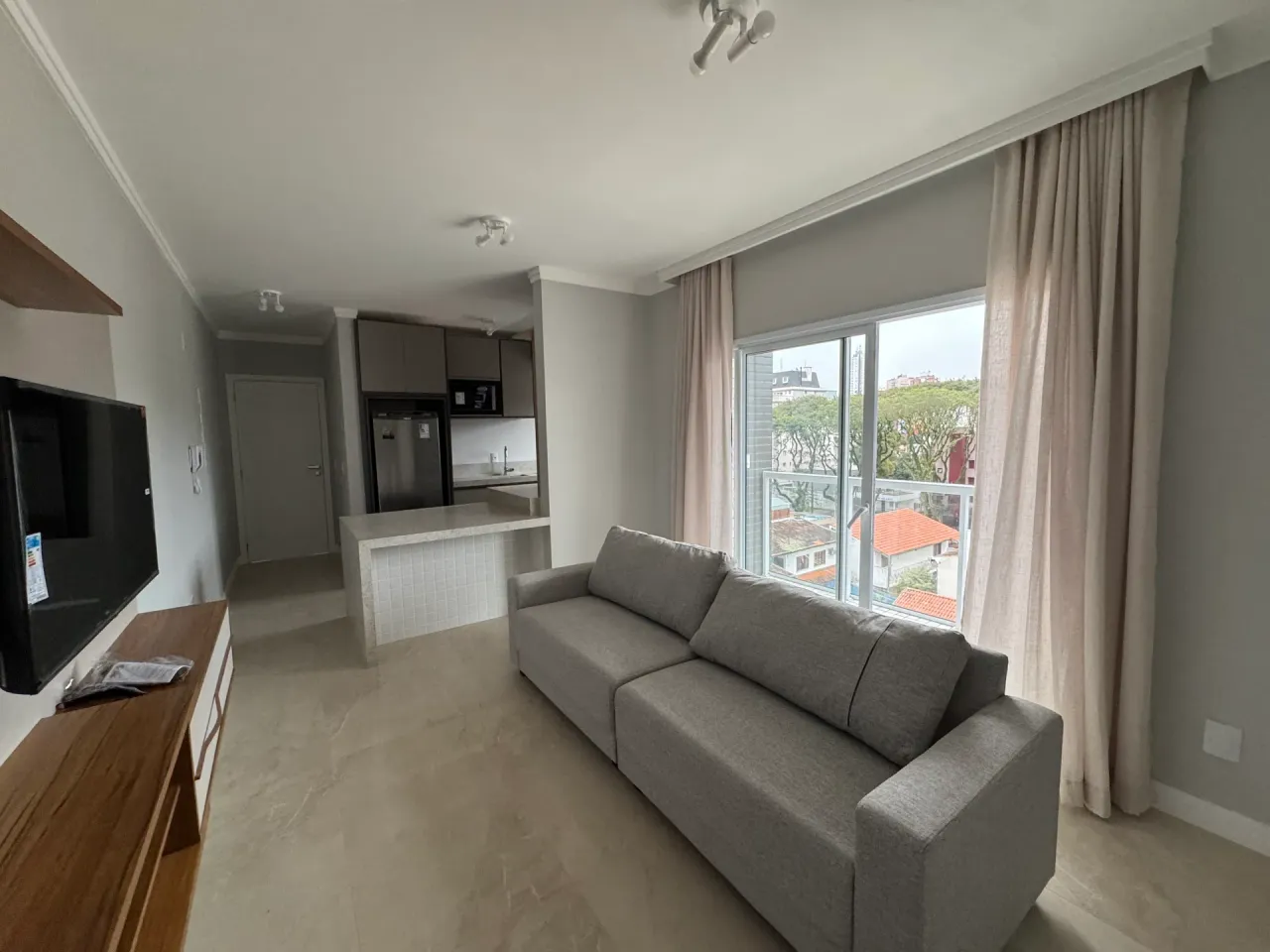 Furnished 2-bedroom apartment with open-plan kitchen — photo 3