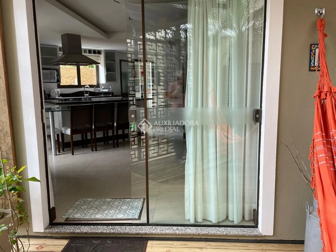 Furnished 350 m² house with an open-plan gas kitchen — photo 42
