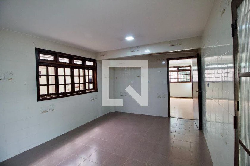 4-bedroom house with wood or laminate floors in Curitiba — photo 27
