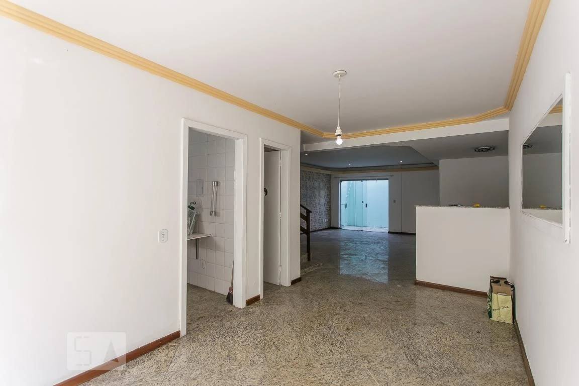 4-bedroom house with a bathtub — photo 20