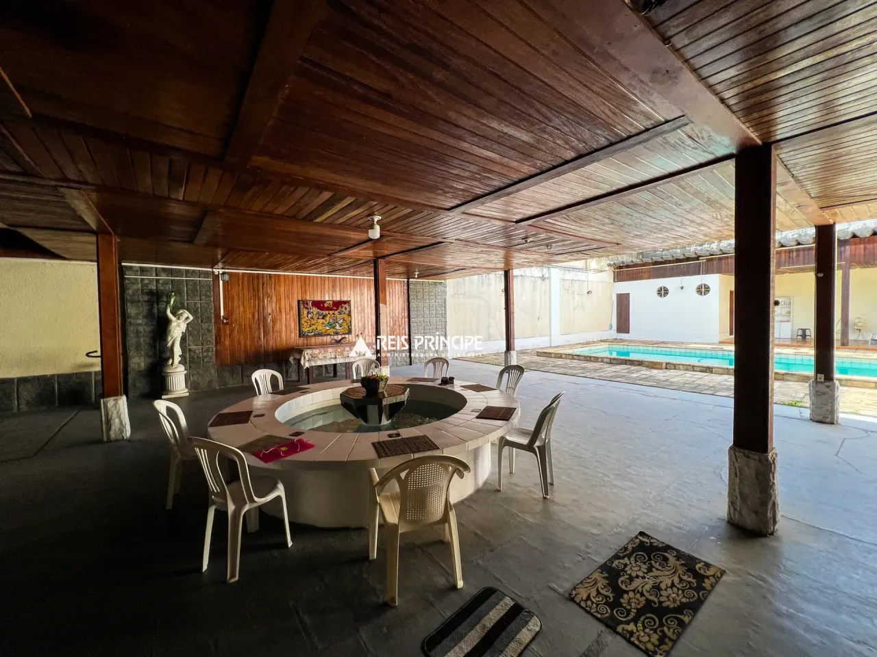 House with 4 bedrooms and a gas stove kitchen — photo 12