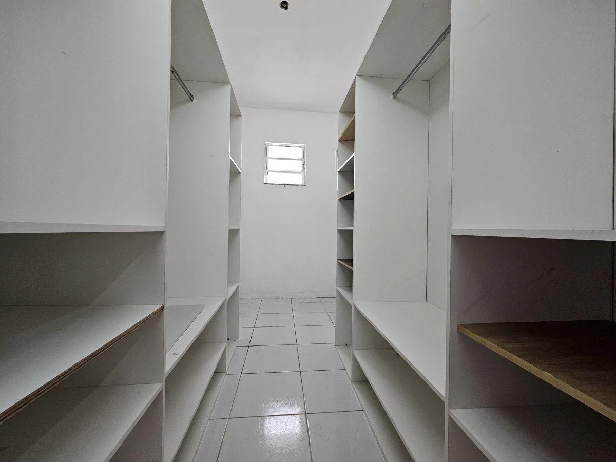 6-bedroom house with a closed-off kitchen — photo 16