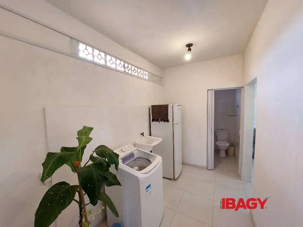 3-bedroom house with a washing machine in Florianópolis — photo 17