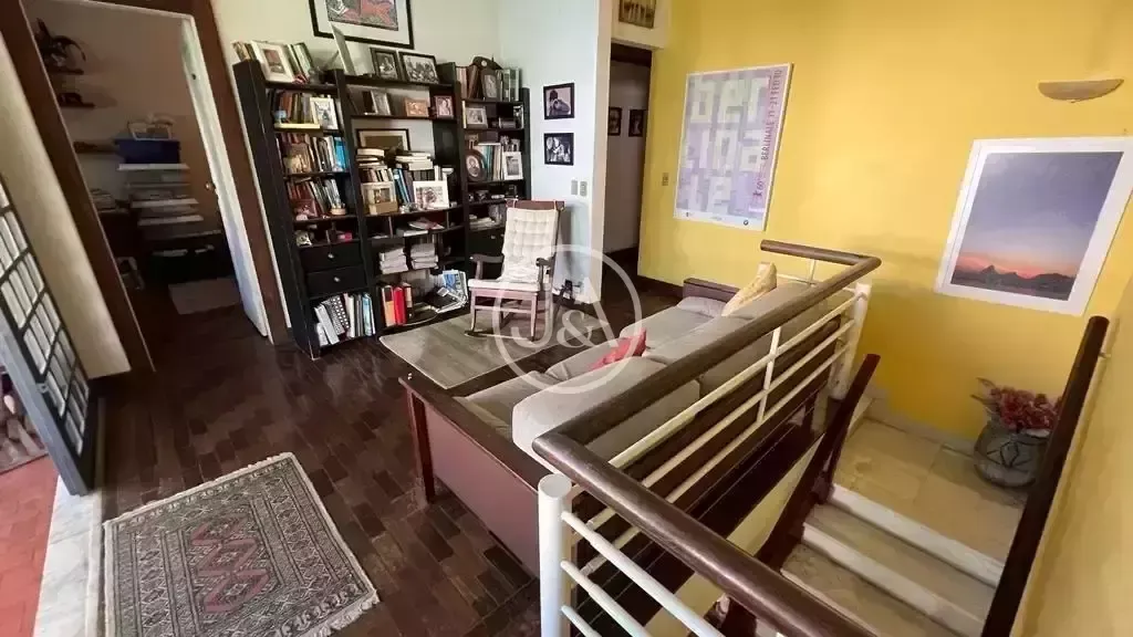 House with 4 bedrooms and a gas stove — photo 6