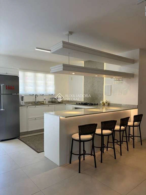 Casa con 3 habitaciones, 2 suites y 5 baños