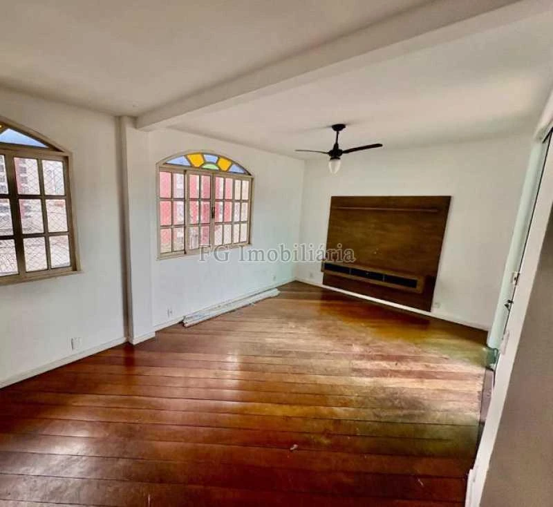 Casa com 5 quartos, cozinha a gás e 1 vaga