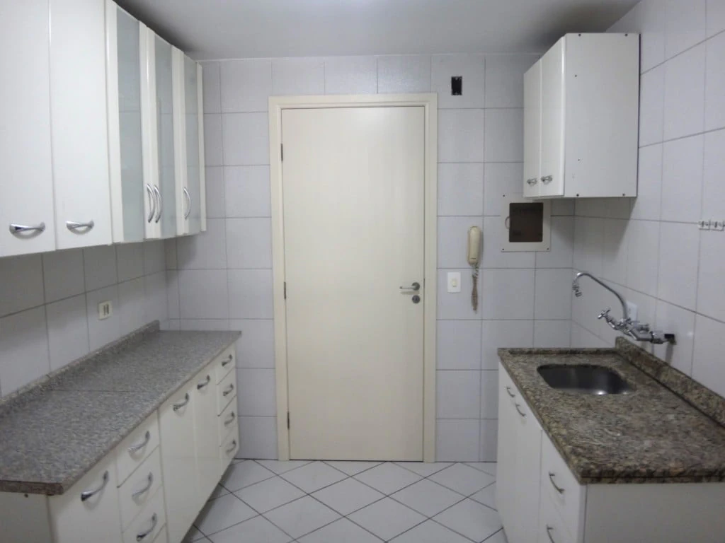 3-bedroom apartment with wood or laminate floors — photo 28