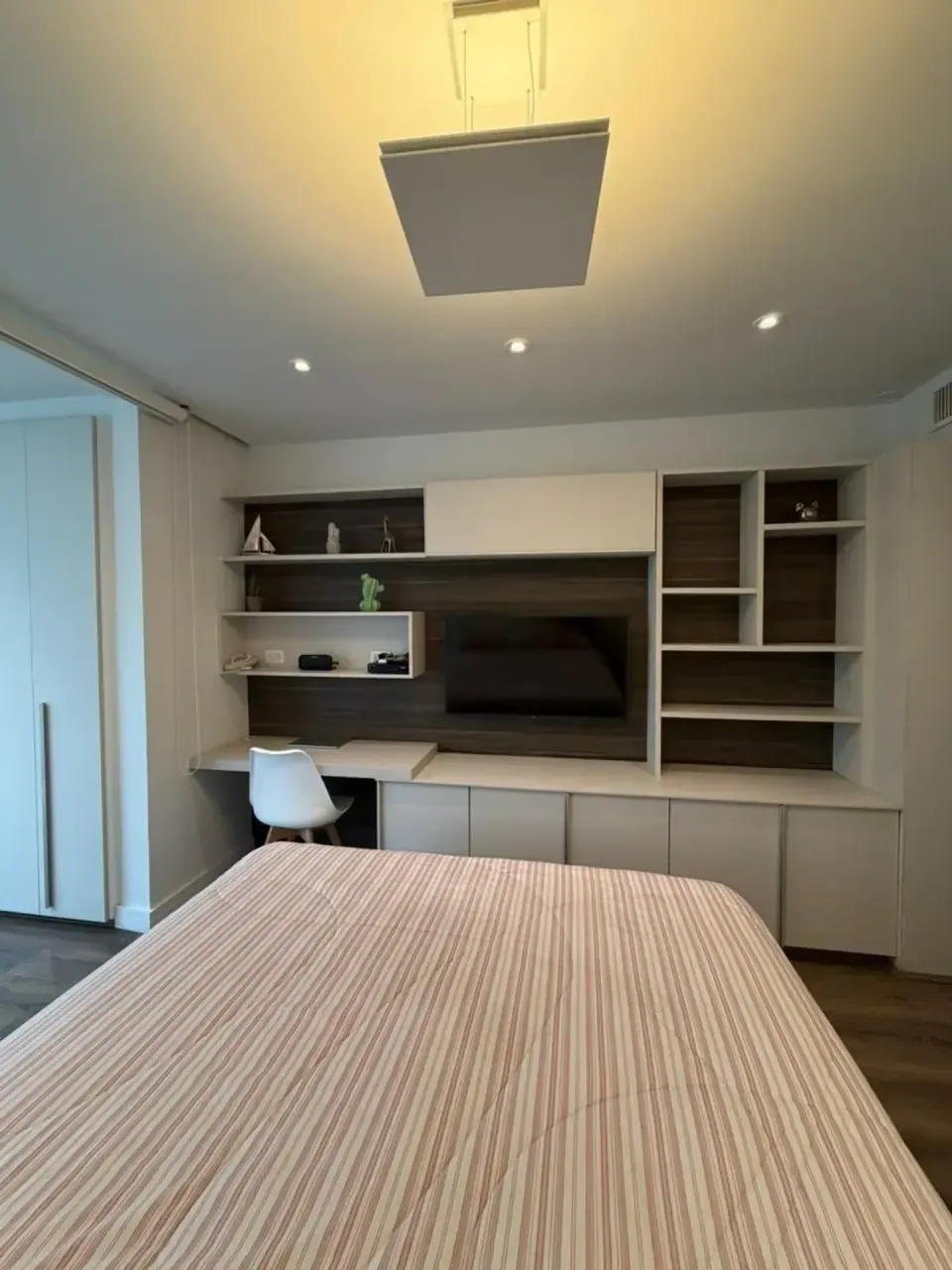 Furnished 2-bedroom apartment with open-plan kitchen — photo 3