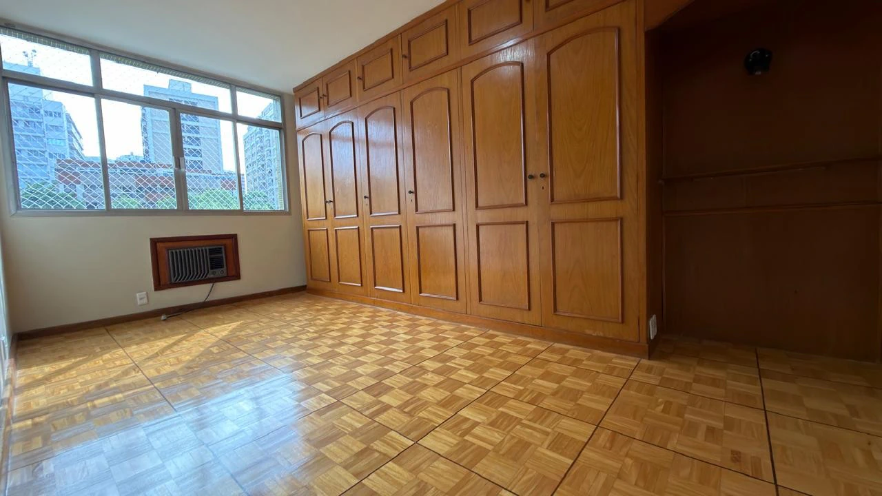 Wood or laminate floors in a 3-bedroom apartment, 157 m² — photo 11