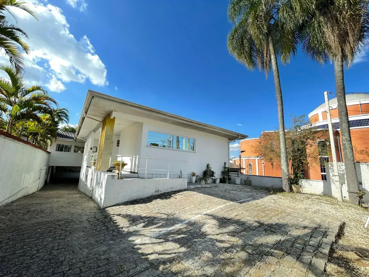 Glass-enclosed balcony in a 5-bedroom house, 357 m² — photo 7