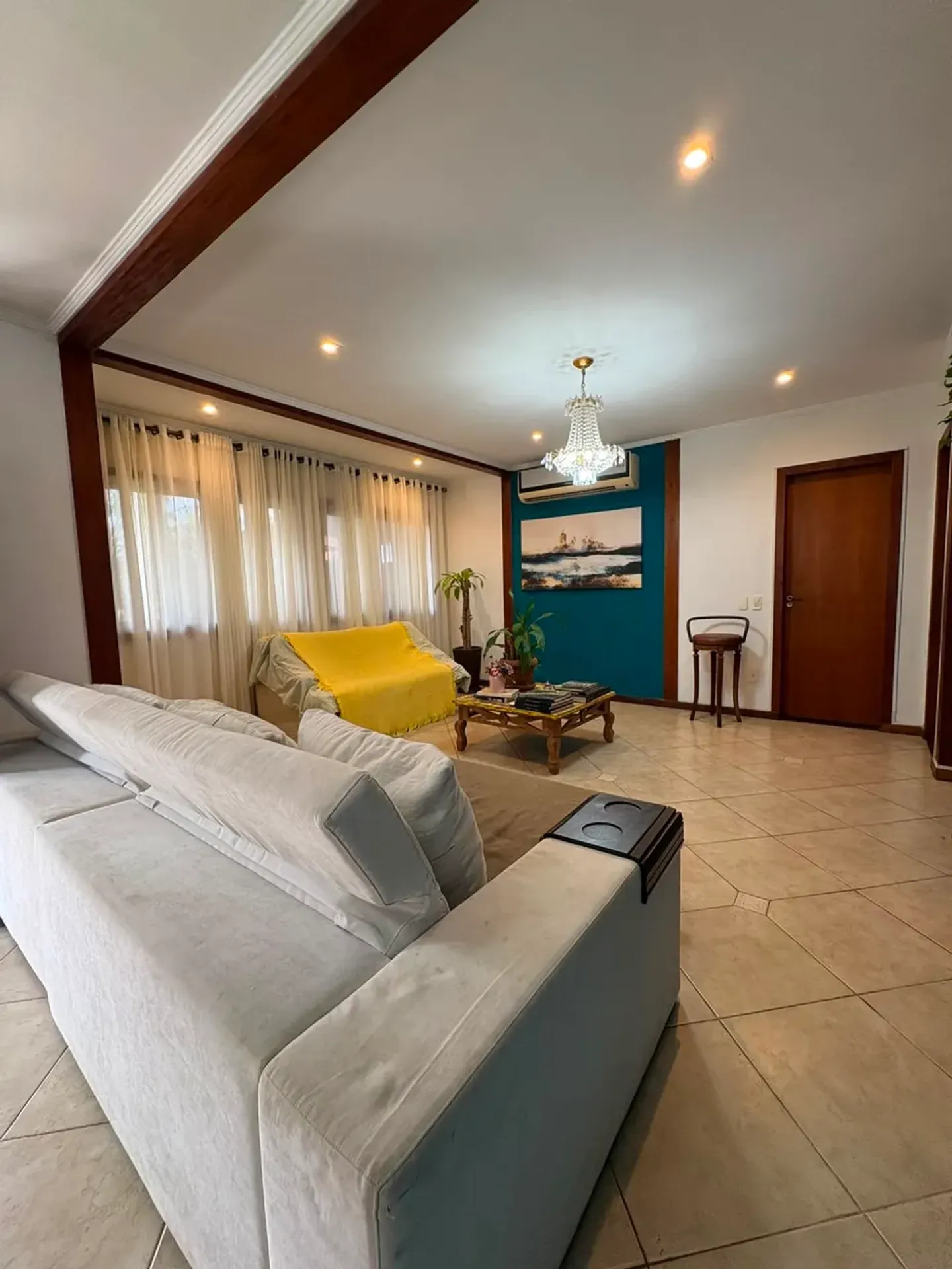 300 m² house with a private pool and a bathtub