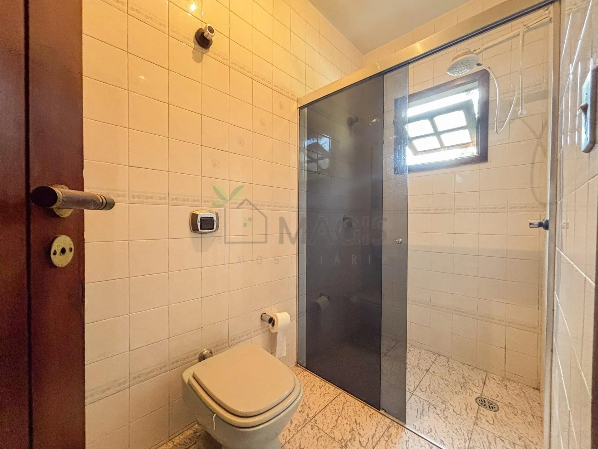 House with 5 bedrooms and 13 parking spaces across 2 floors — photo 49