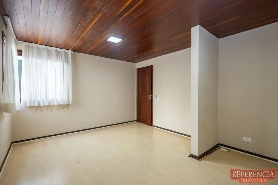 House, 550 m², with a walk-in closet — photo 41