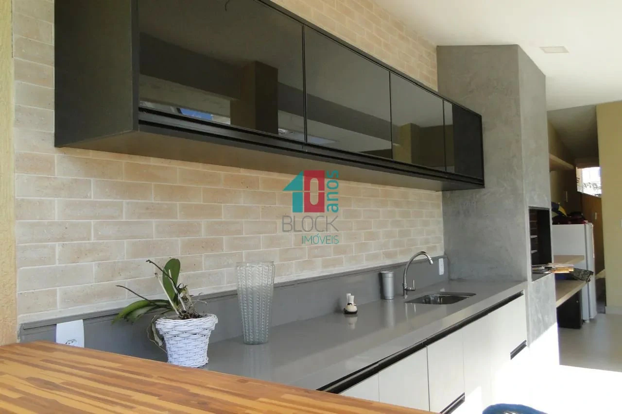 Balcony with a grill in a 5-bedroom house, 278 m² — photo 19