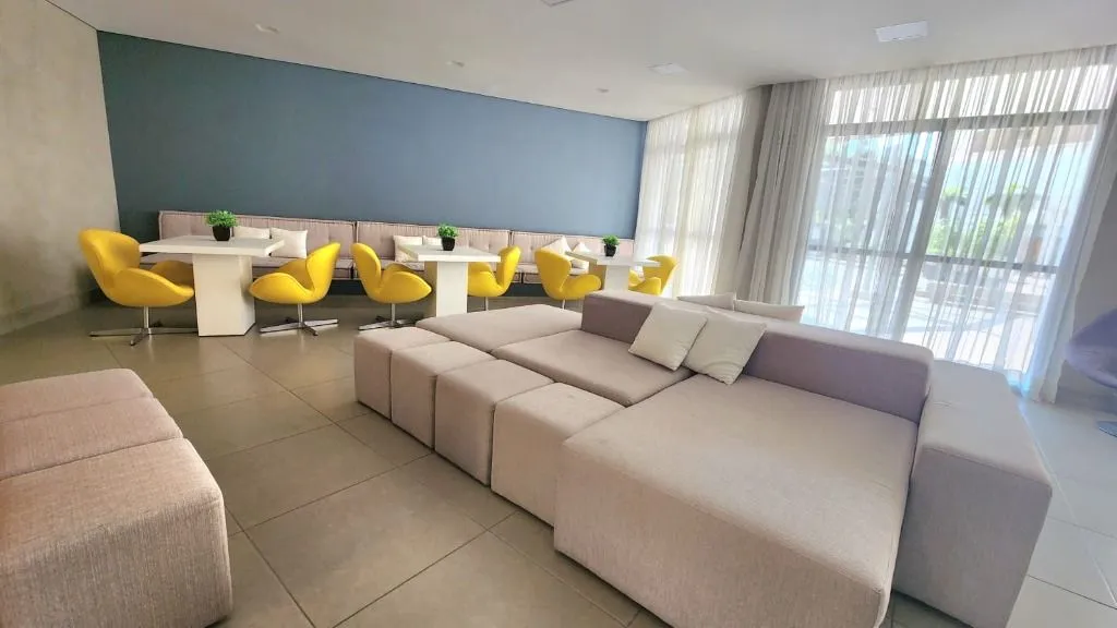 2-bedroom apartment with suite and glassed balcony — photo 34