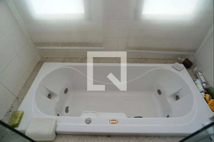 298 m² rental apartment with 4 en-suite bedrooms and balcony — photo 24