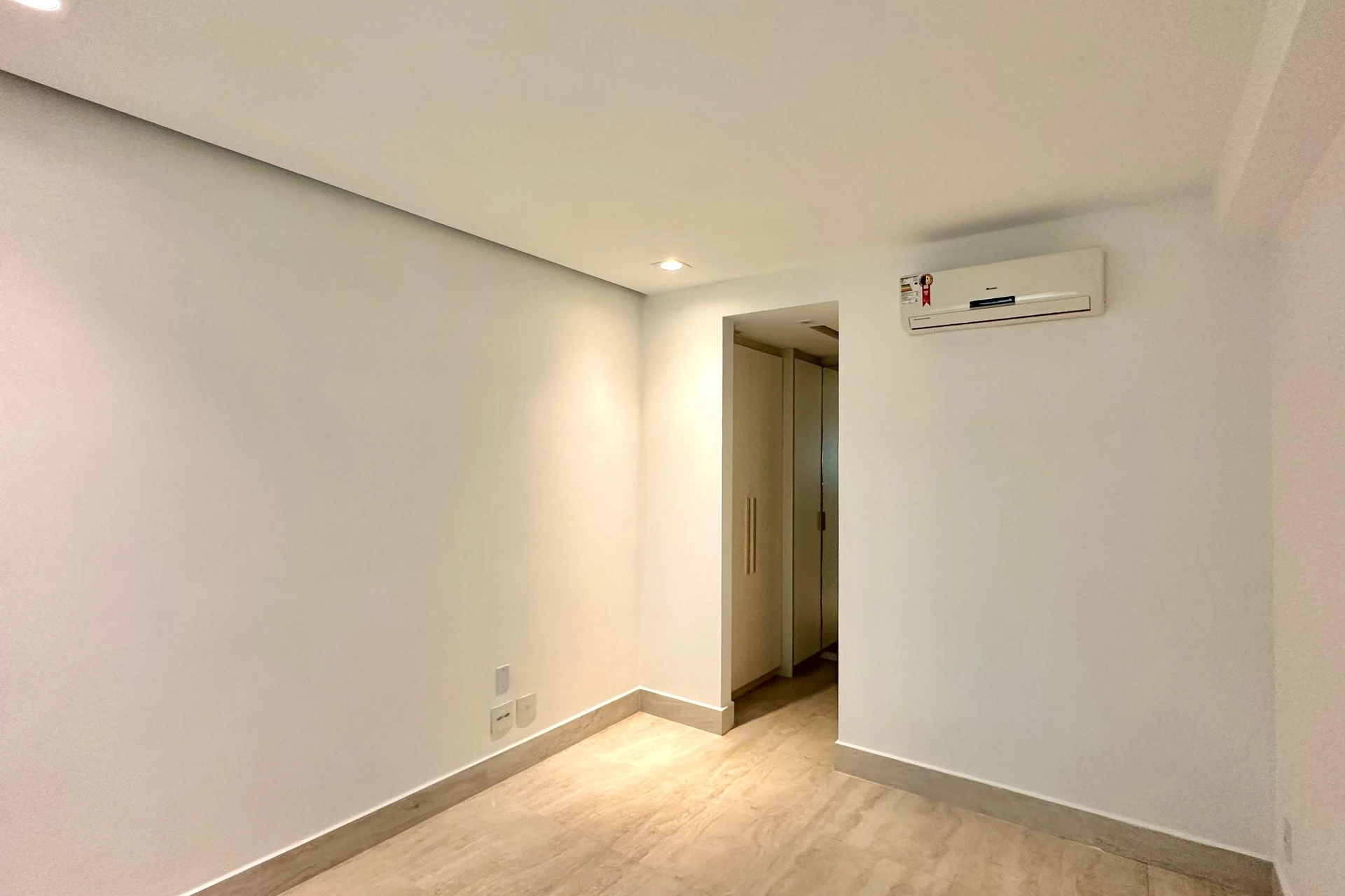 Unfurnished apartment with 2 suites and a balcony — photo 5
