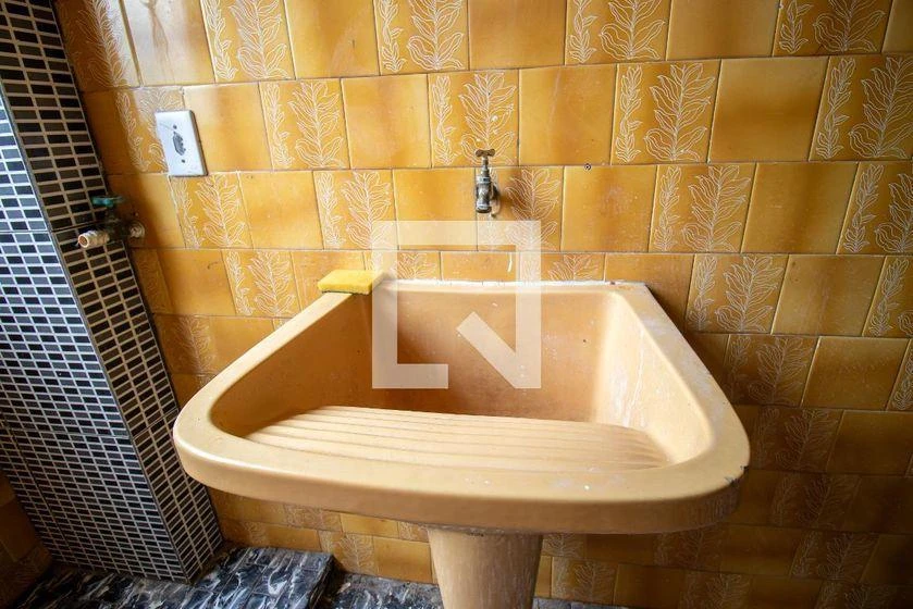 Wood or laminate floors in a 3-bedroom apartment, 80 m² — photo 7