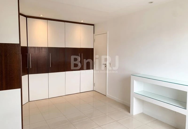 3-bedroom apartment in a building with a pool — photo 14