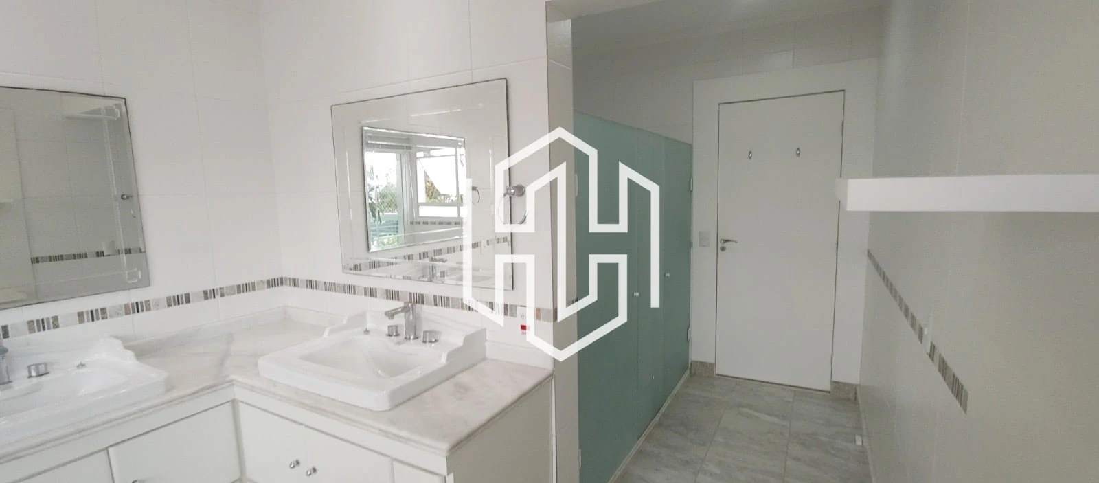 1500 m² house with floor-to-ceiling windows and a bathtub — photo 11