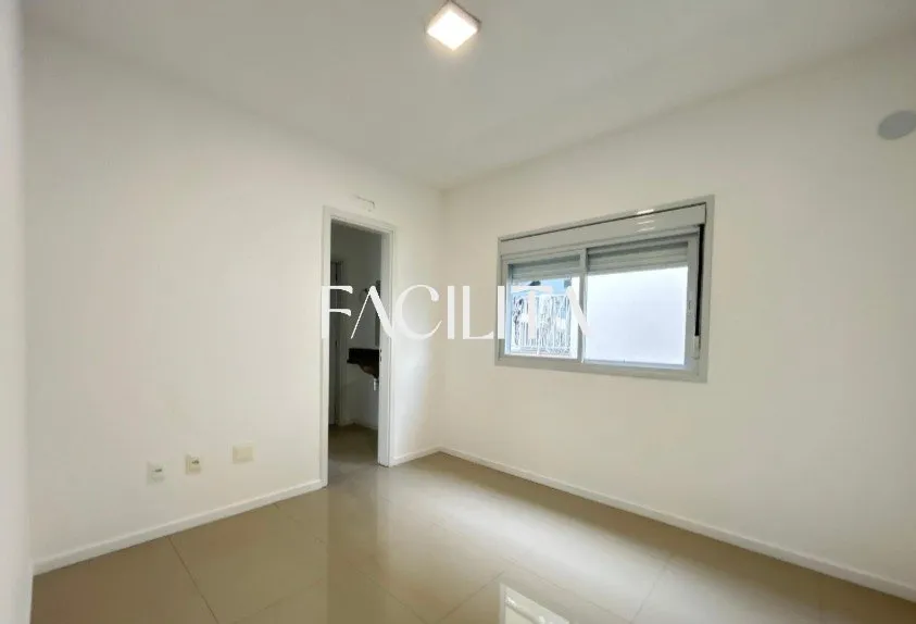 Casa com 3 quartos e cozinha americana com fogão — photo 28
