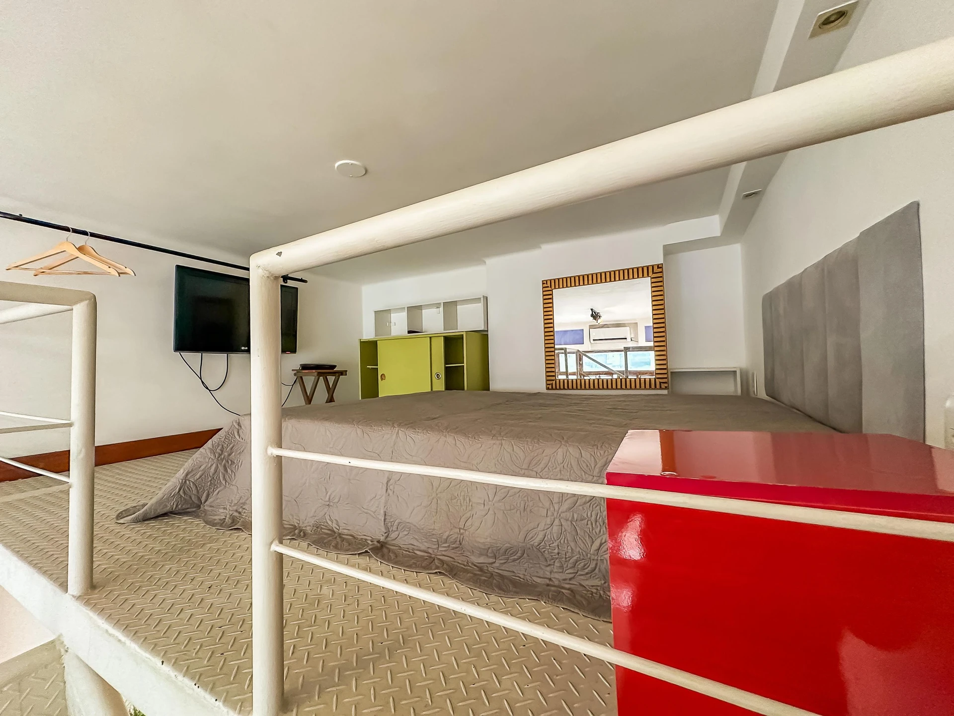 Furnished studio, 30 m², with floor-to-ceiling windows — photo 3