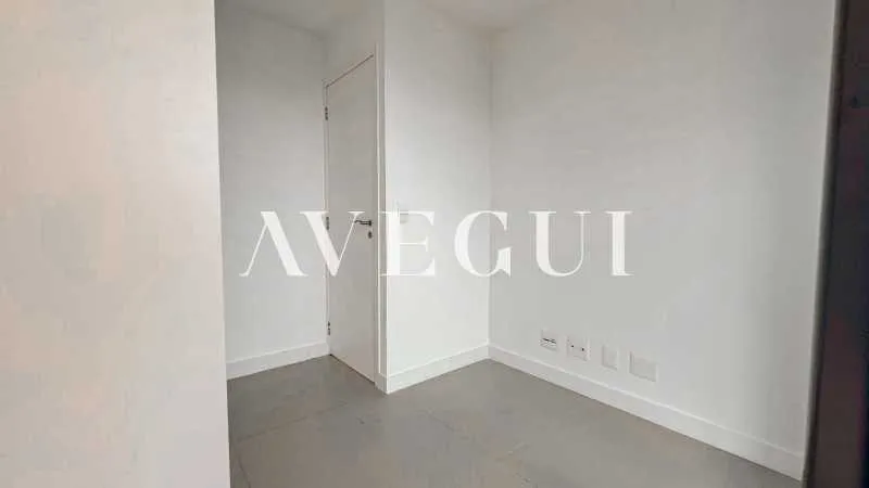 3-bedroom apartment in a building with a pool — photo 18